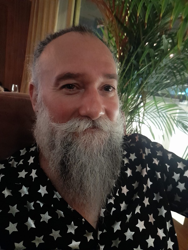 marius keseri directia 5 imbracat in camasa alb cu negru cu barba lunga