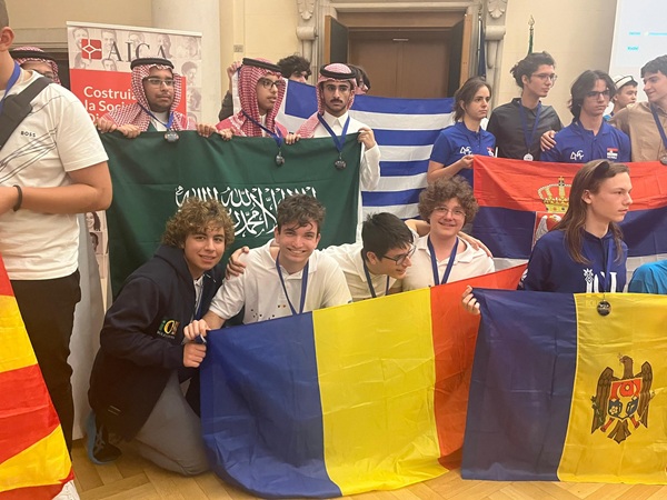 lotul romaniei la balcaniada de informatica elevii tin drapelul in mana