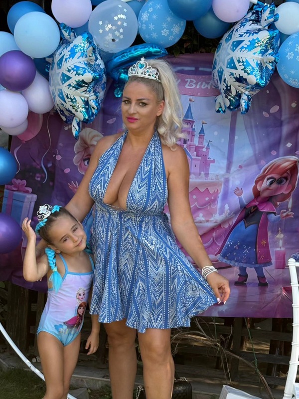 sanziana buruiana in rochie scurta albastra alaturi de fiica ei cea mica la o petrecere