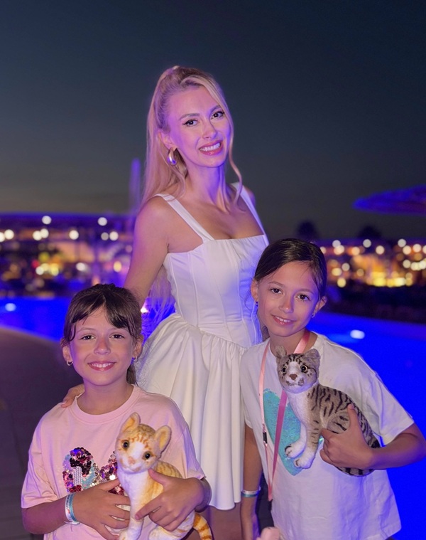 andreea balan cu cele doua fiice pe marginea unei piscine