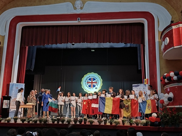 elevi pe o scena