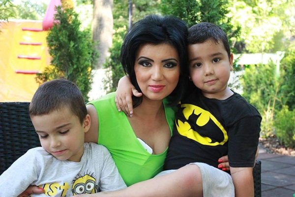 adriana bahmuteanu alaturi de fiii ei eduard si maximus cand erau mici