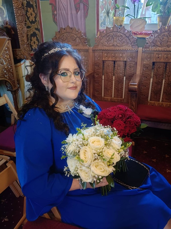 mirela stanciu in rochie albastra cu buchet de trandafiri albi