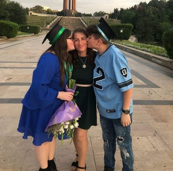 mirela stanciu si fratele ei razvan isi saruta mama