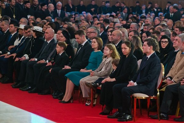 familia prezidentiala si mai multi invitati de rang inalt la slujba de sfintire a catedralei manturii neamului