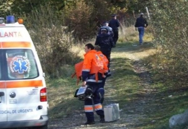 echipajul unei ambulante in padure judetul neamt