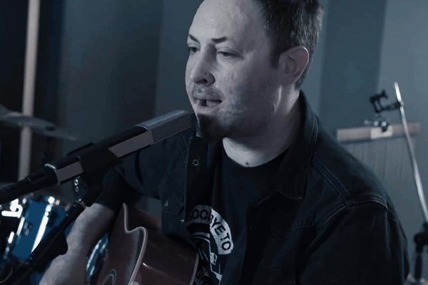 andrei galut canta la microfon