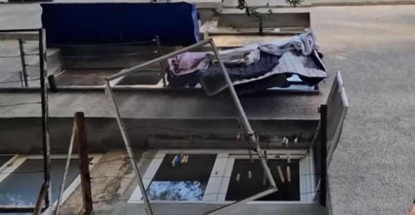 plasa de tantari cazuta intre sarme de rufe