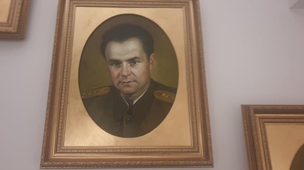 poza cu un tablou cu tatal monicai tatoiu