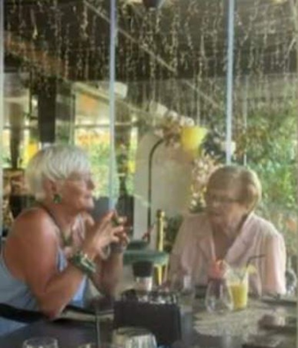 monica tatoiu impreuna cu sora ei la masa