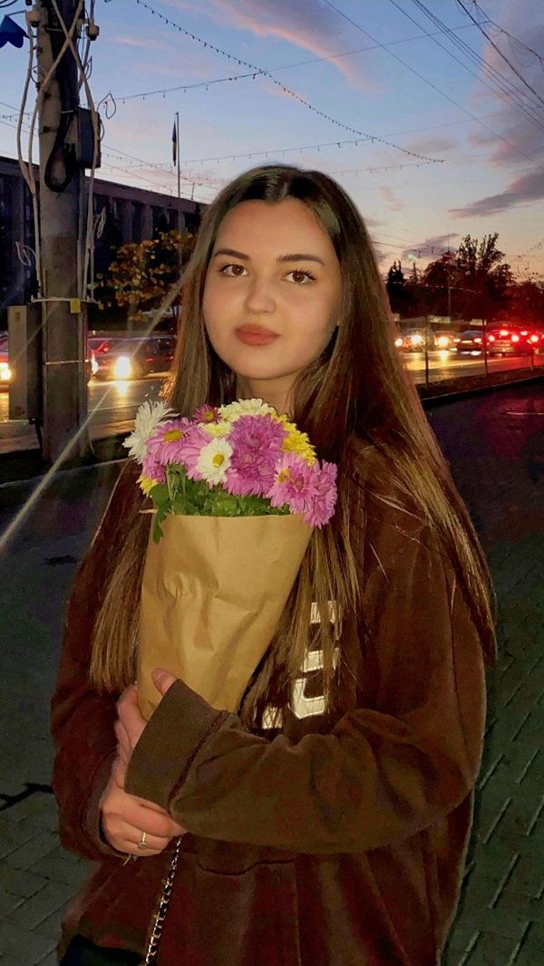 andreea cuciuc cu buchet de flori in mana