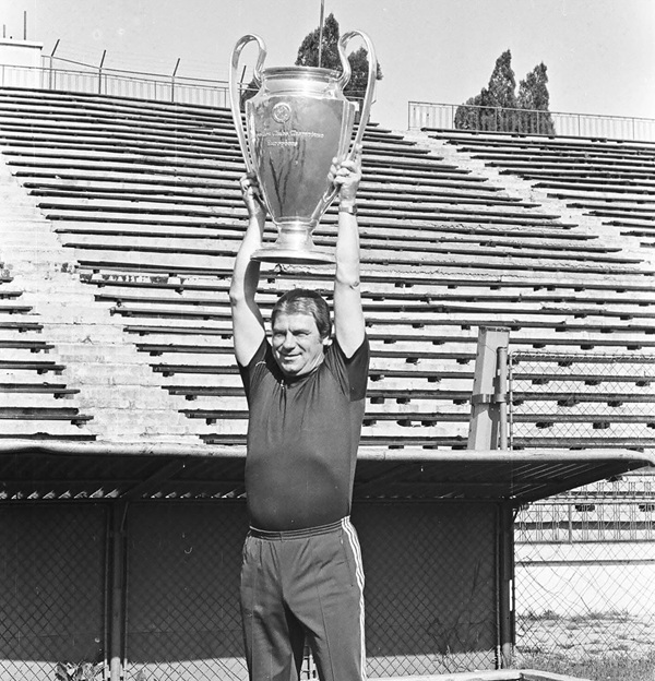 emeric ienei pe teren cu o cupa in mana