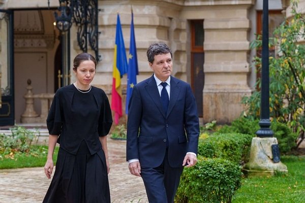 nicusor dan si partenera lui