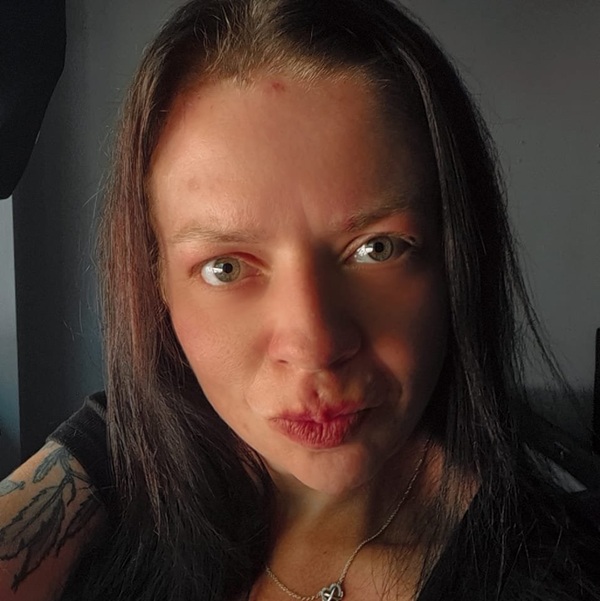 jade tebrer femeie cu par sateln lung drept si ochii verzi