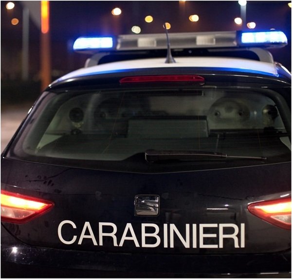 masina neagra de carabinieri italia