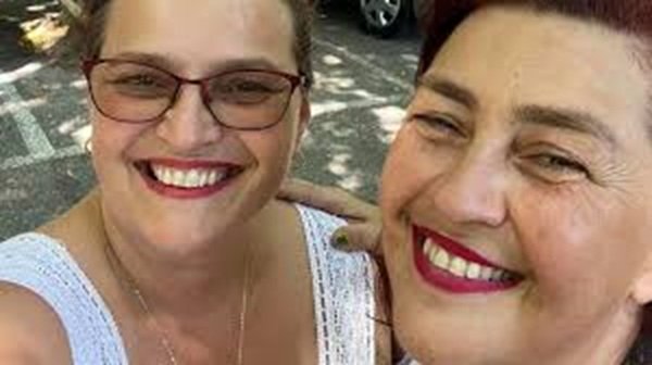 rinda si rona hartner fac selfie