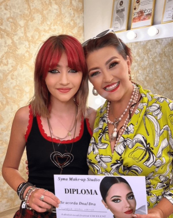 rona hartner alaturi de fiica ei rita cu o diploma in mana