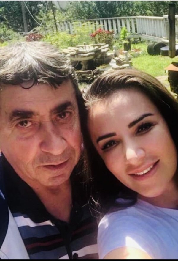 mara banica face un selfie cu tatal ei