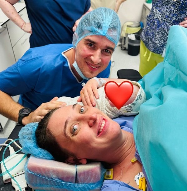 ilona brezoianu pe patul de operatie alaturi de sotul ei si fiul lor nou nascut cu fata acoperita