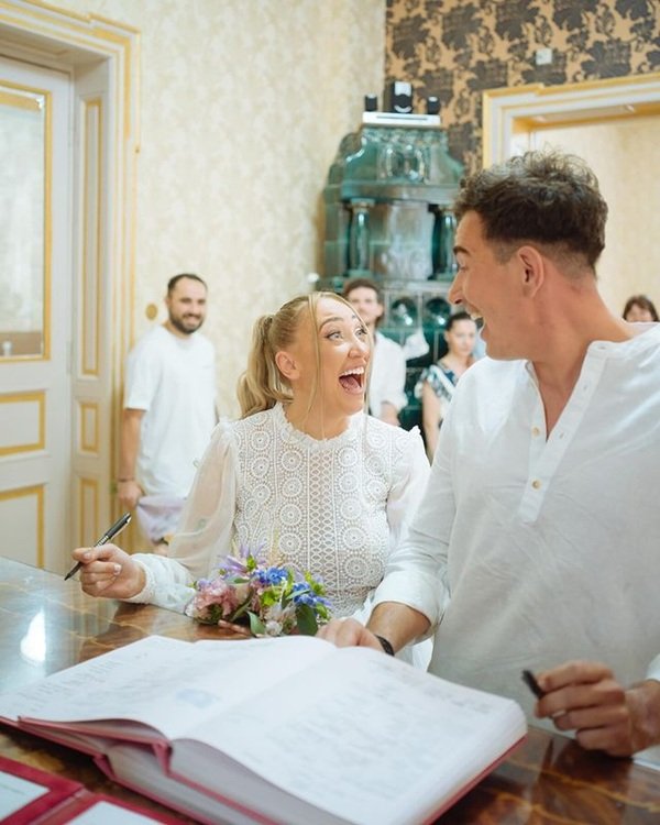 ilona brezoianu imbracata in alb si sotul ei andrei imbracat in alb semneaza actele la starea civila