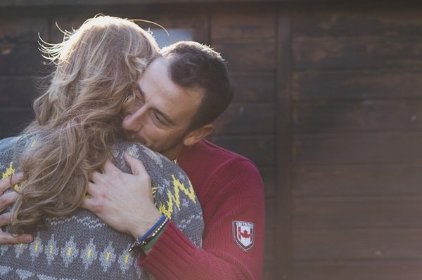 barbat si femeie se imbratiseaza