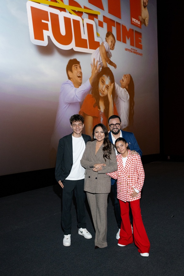 eva maruta si familia in fata afisului cu filmul tati full time