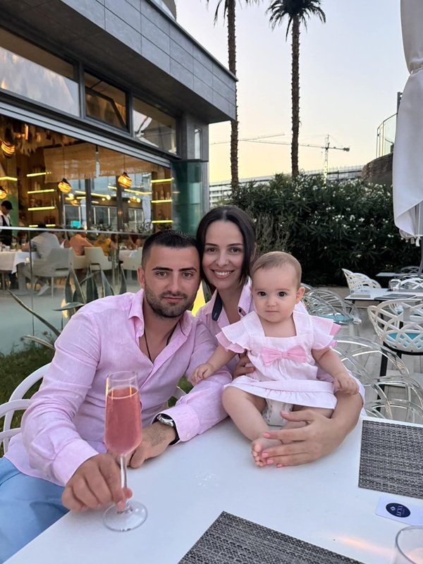 mama tata si copil stau la o masa 