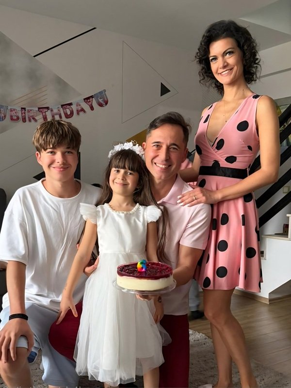 dinu maxer alaturi de magdalena chihaia, andreas si maysa care tine in mana un tort de ziua ei