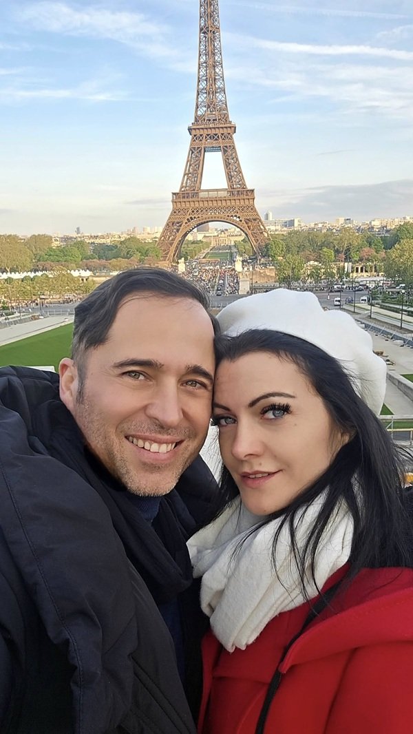 dinu maxer si magdalena chihaia isi fac un selfie la turnul eiffel