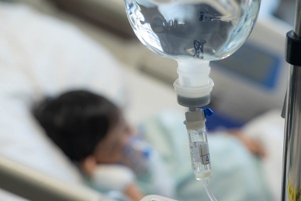 copil pe patul de spital la perfuzie