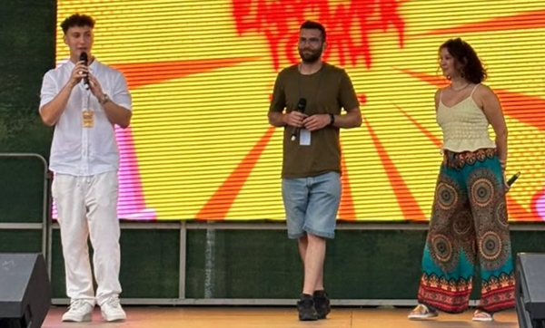 trei tineri pe scena primului festival de educatie sexuala