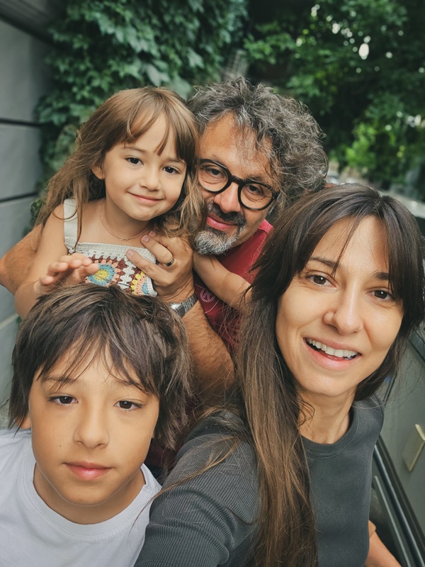 dana rogoz impreuna cu sotul si copiii ei fac un selfie