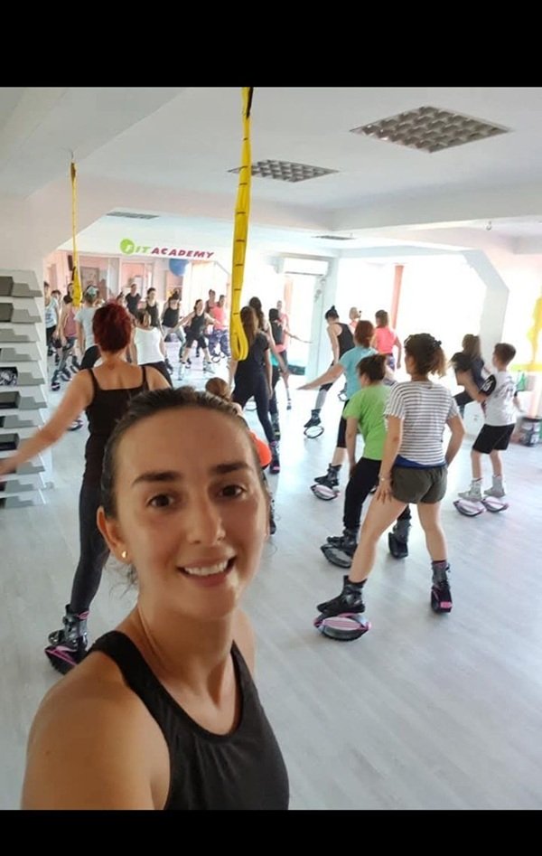 roxana moise face selfie din sala de kangoo jumps