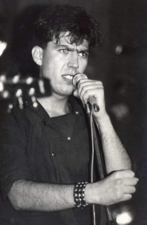 artan in poza alb-negru canta la microfon in tinerete