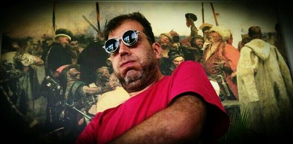 adrian artan imbracat in tricou rosu cu ochelarii la ochi