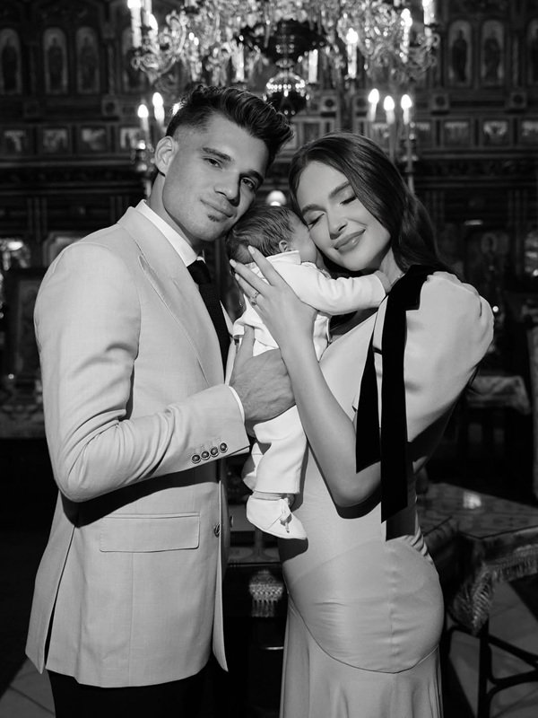 poza alb negru cu elena si ianis hagi la botezul fiului lor