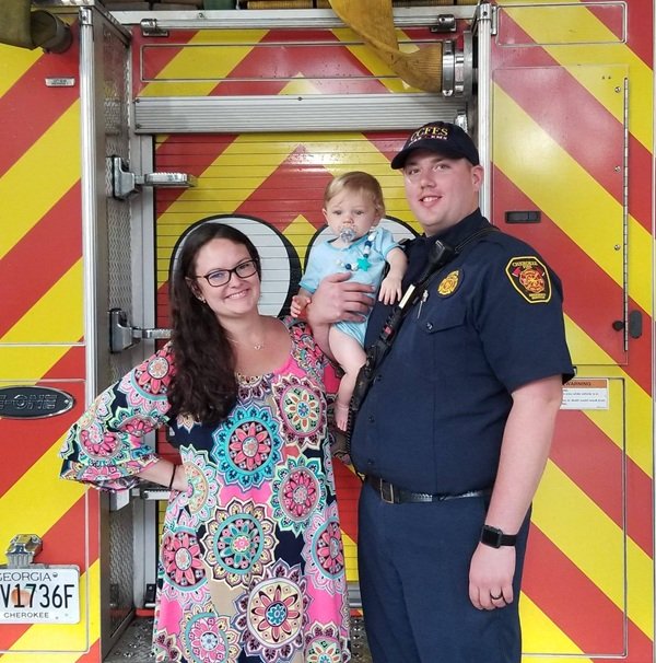 familie cu copil mic in brate