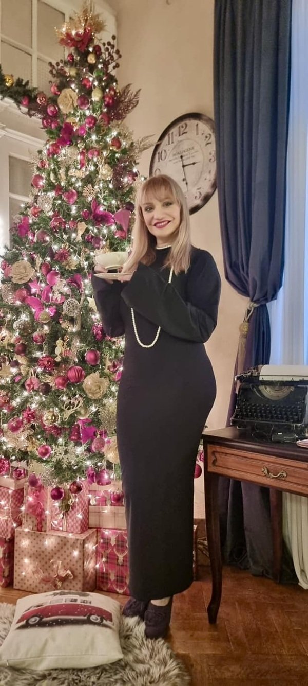 cristina cioran imbracata in negru de sarbatori
