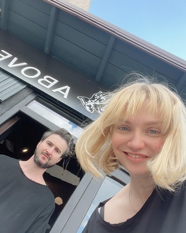 cristina cioran cu parul blond face selfie cu alex dobrescu