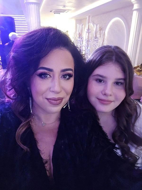 oana roman si isabela fiica ei selfie ambele imbracate in negru