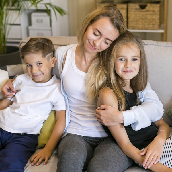 mama blonda isi tine ambii copii in brate