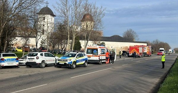 mai multe masini de politie si ambulante la locul unui accident