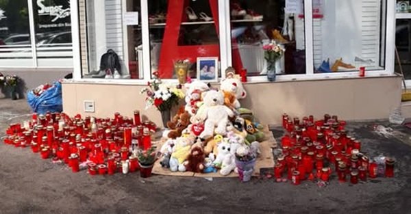 jucarii inconjurate de lumanari aprinse