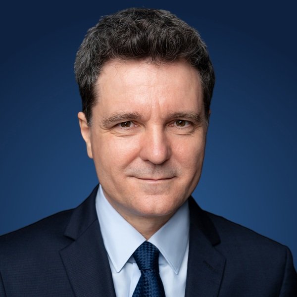 presedintele romaniei nicusor dan in costum cu cravata