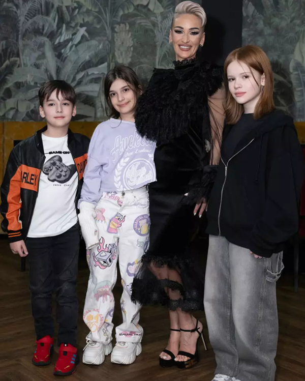 gabriela lucutar alaturi de copiii ei