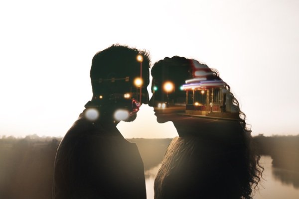 cuplu format din barbat si femeie care se uita unul la celalalt