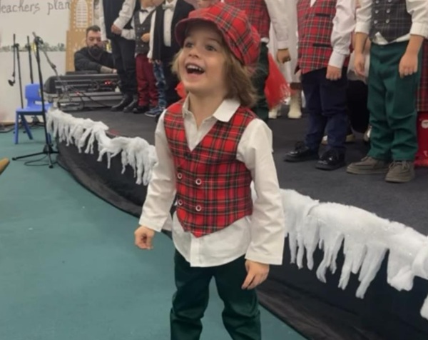 pepe junior cu palarie in cap in carouri si vesta in carouri canta