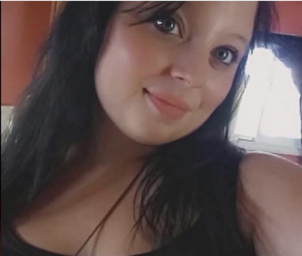 femeie cu parul lung brunet face selfie