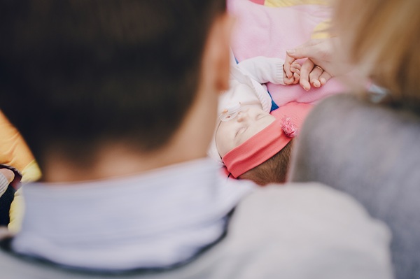 parinti privesc spre un copil nou nascut