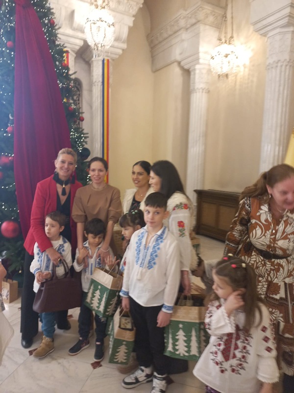 mirabela gradinaru cu un grup de copii colindatori